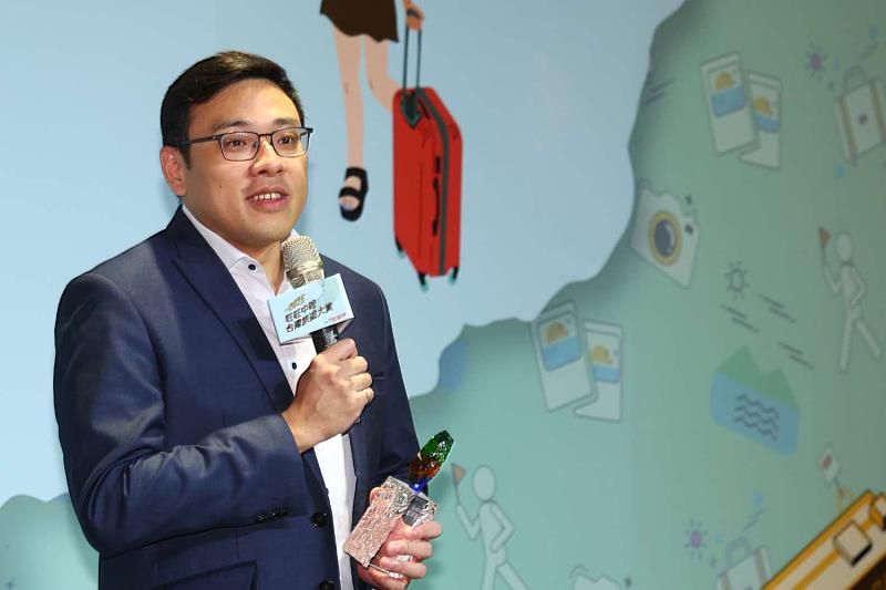 圖3.城銷處長林昱志代表代理市長邱臣遠出席領獎，感謝主辦單位對新竹旅遊潛力的肯定。