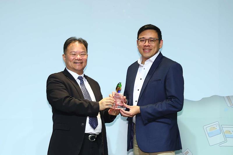 圖2.城銷處長林昱志代表代理市長邱臣遠出席領獎，感謝主辦單位對新竹旅遊潛力的肯定。