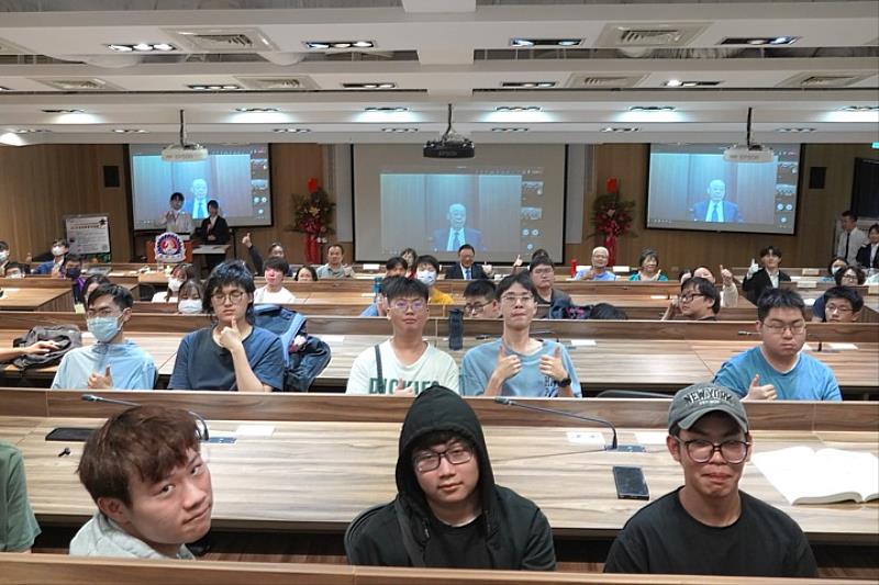 圖／書院生與在線上的榮譽書院長錢復合影，收穫滿滿。