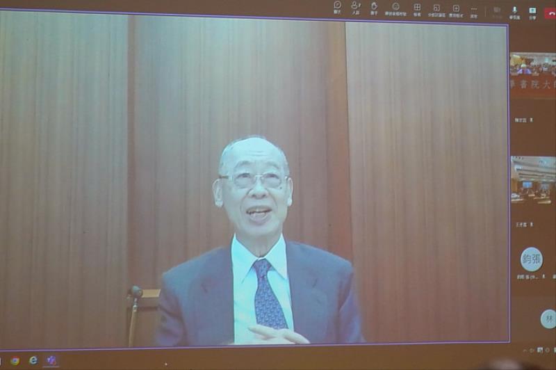 圖／結業式上榮譽書院長錢復，線上以「川普就職百日初探」為題，為學生帶來精彩演講。