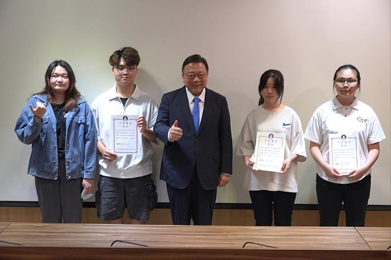 圖／中華書院日前舉行結業式，校長劉維琪頒發結業證書給同學，並給予勉勵。