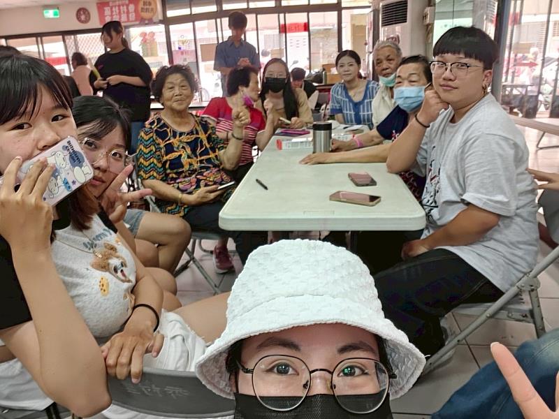 元培企管系學生與長者合影