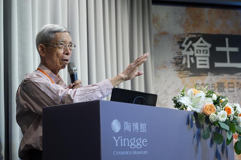 第一場專題以「鶯歌彩繪陶瓷的發展」為題，由臺灣陶瓷文史研究室負責人陳新上博士分享鶯歌及國內陶瓷彩繪的發展脈絡。