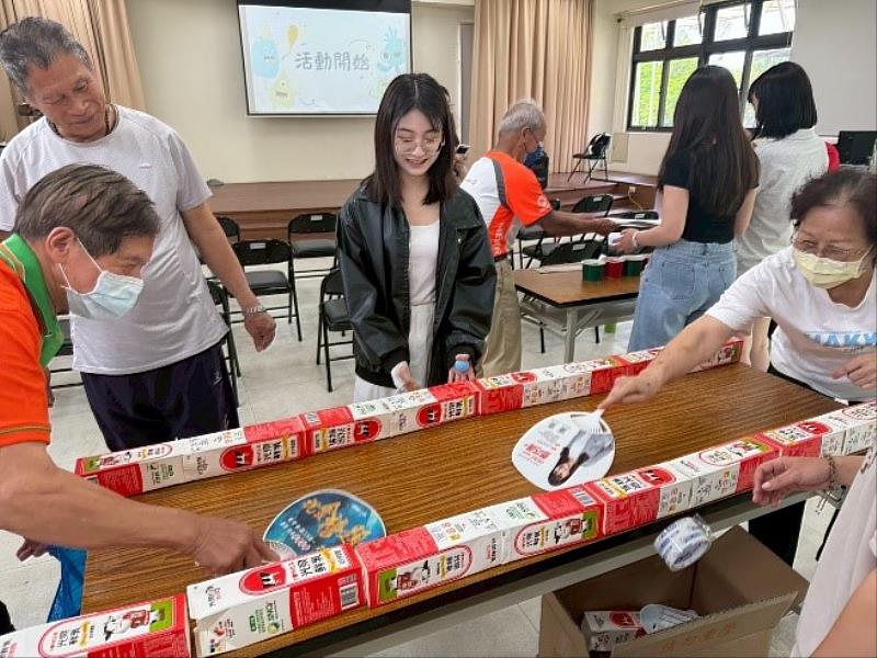 元培護理系學生引導茄苳社區社區長輩進行「搧風足球」活動環節