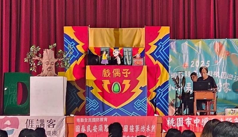台灣唯一專業為兒童、親子演出的客家布袋戲團「戲偶子劇團」，帶來改編傳統民間寓言的《變蟻公》