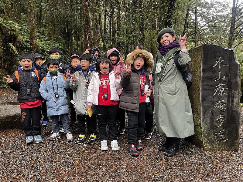阿里山社區在地導覽解說員於111年成軍，已達千團萬人服務佳績，帶領各年齡層遊客深度體驗阿里山