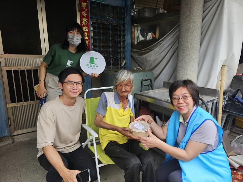 臺鹽志工以行動守護長者的營養與健康,限時專送以鮮選我塩麴製成的風味餐盒,實踐企業志工精神。