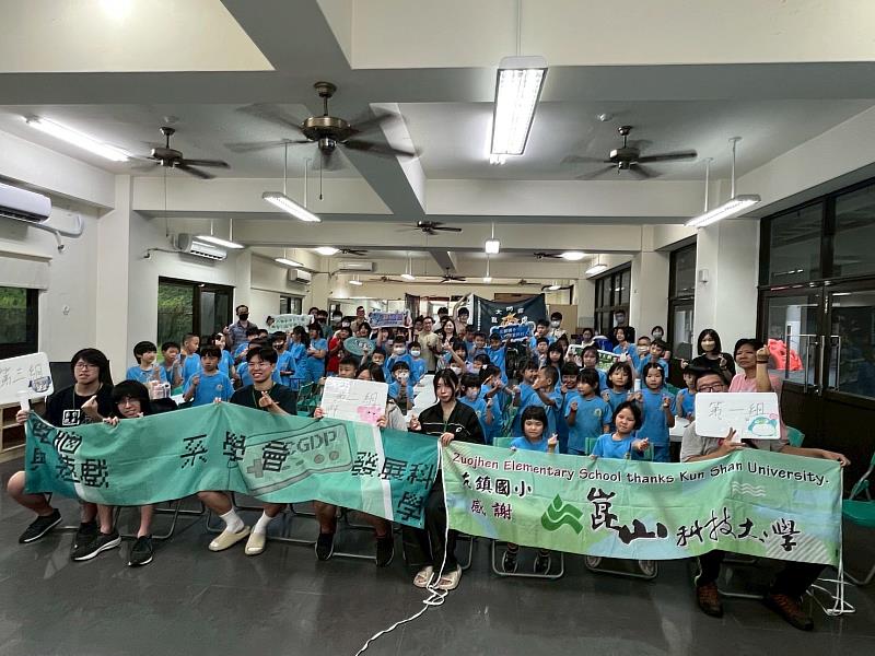 電遊學程攜手小學辦理創新營隊，全體合影