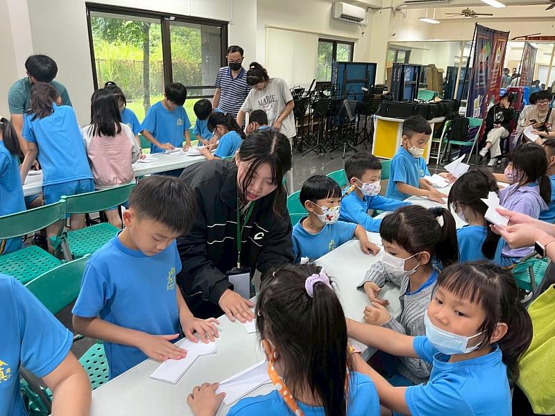 電遊學程學生協助孩童完成手做作品
