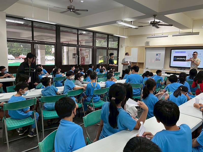 電遊學程蘇哲慶助理為孩童進行大語言模型課程教育