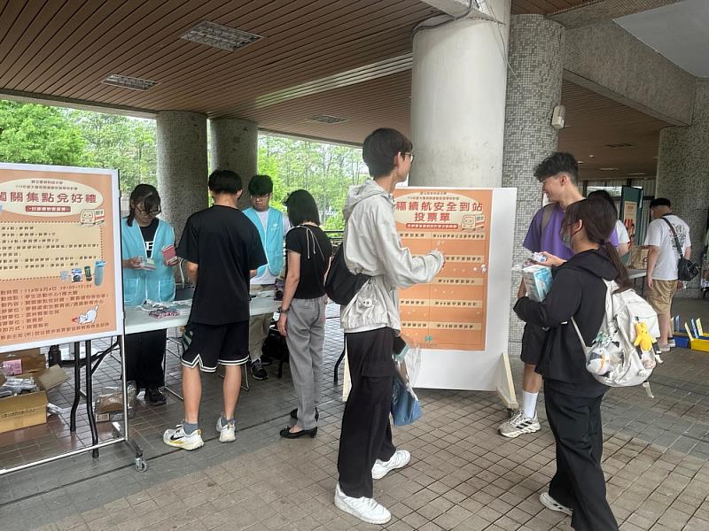 師生捲起袖子一起參加,當個快樂捐血人