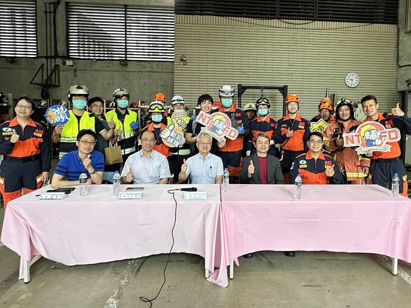 照片第一排由右至左分別為新北市政府消防局特搜大隊副大隊長陳政彥、緊急救護科科長蔡志鴻、亞東醫院急診醫學部部長蔡光超、副部長范傑閔、醫師黃俊諺。