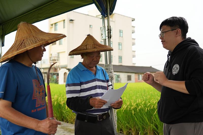 亞大資傳系同學到五福社區拍攝劇情片，由在地農民演出。