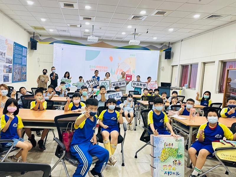 重興國小學生齊聚農田水利環境教育園區，開心參與環境教育課程，展現對在地水文化與環境議題的高度興趣。