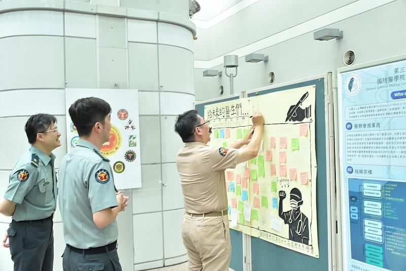 教育長吳上校在祝福板寫下祝福語（國防醫學院提供）。
