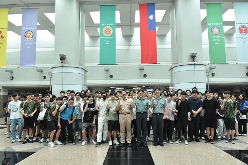 與會師長與國考生合影，預祝國考順利通過（國防醫學院提供）。