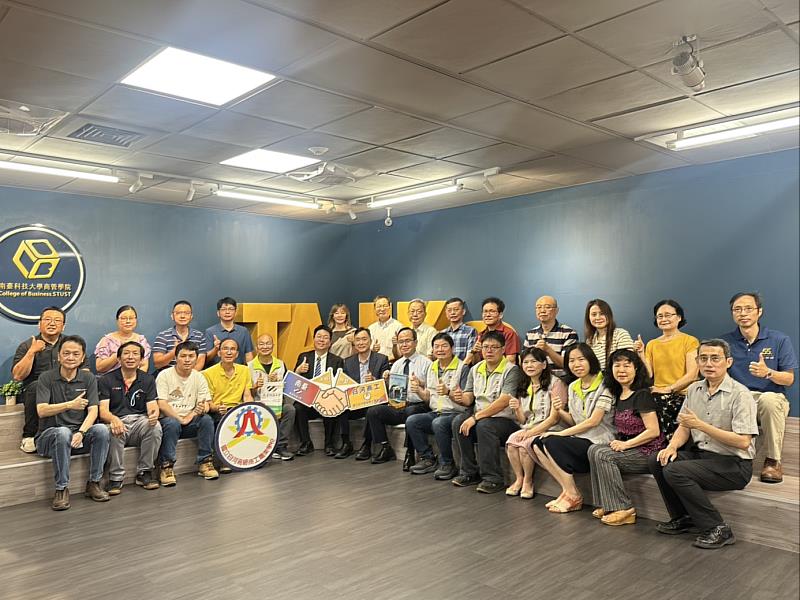 南臺科技大學與國立白河高級商工職業學校兩校師長於商管學院大合影，共同見證雙方策略聯盟的重要時刻。