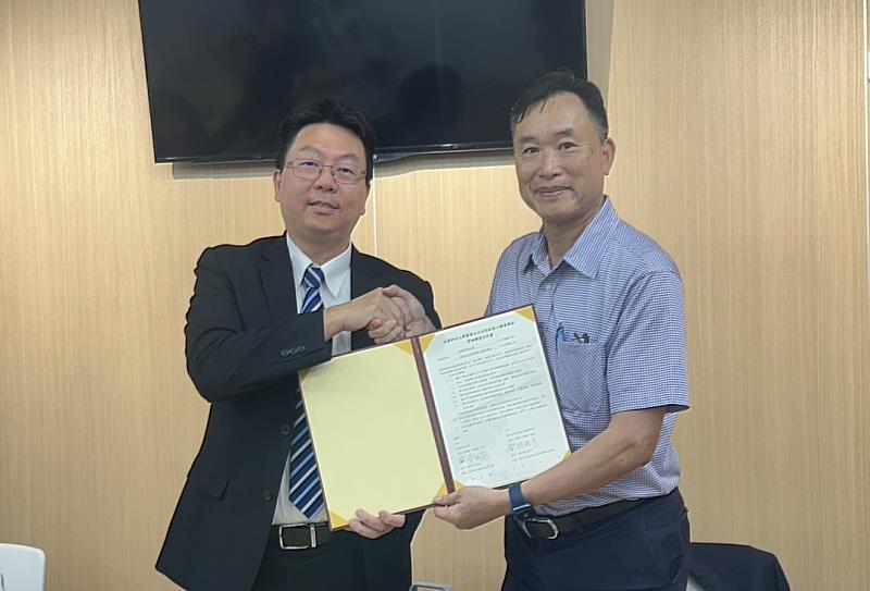 南臺科技大學黃能富校長(右)與國立白河高級商工職業學校林碩彥校長(左)共同主持策略聯盟簽約儀式，啟動一場關於AI、創新與教育共好的全新合作。