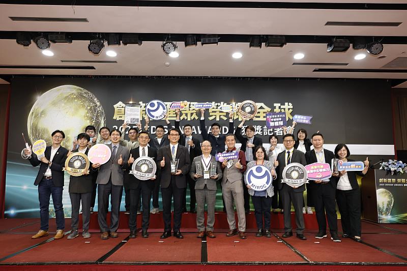 金屬中心執行長賴永祥（前排中）偕同團隊出席2025年愛迪生獎獲獎記者會，展示多項創新技術成果，勇奪1金、2銀、1銅獎殊榮，為臺灣爭光