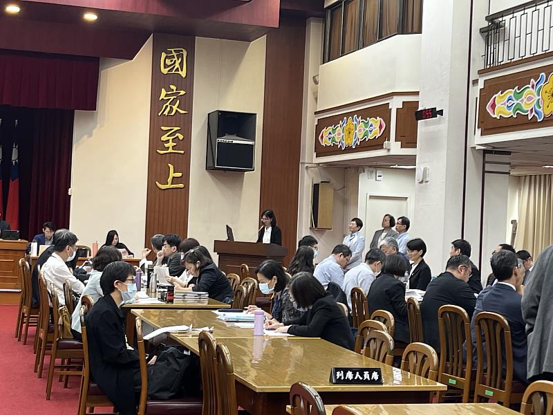圖2.中央刪除竹市補助款9.8億元,新竹市政府秘書長張治祥今日赴立法院為民請命。m.jpg
