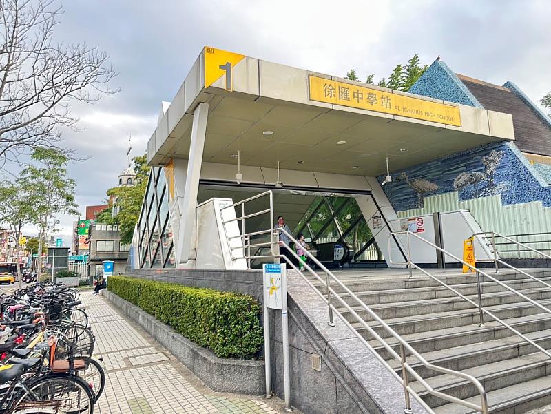 在台北捷運房租較低的十大捷運站點中,徐匯中學站距離台北車站僅需約16分鐘車程,是榜上通勤台北車站時間最短者。