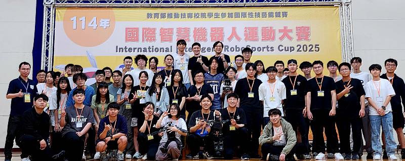 淡江電機、AI兩學系參賽師生大合照。（圖／淡江大學提供）