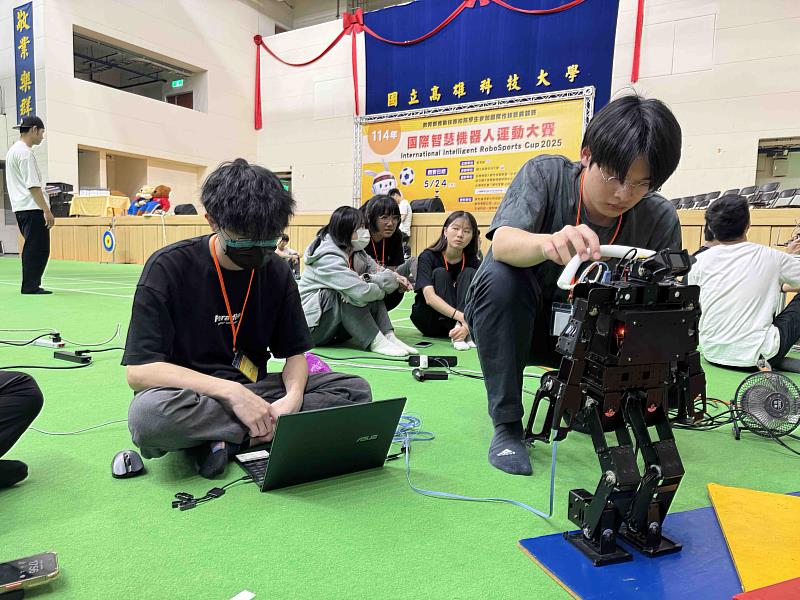 「小型人形機器人組」斯巴達項目，爬板測試。（圖／淡江大學提供）