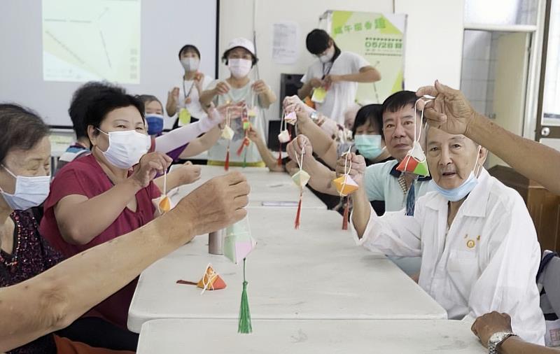 長輩們秀出自己的紙粽子成品