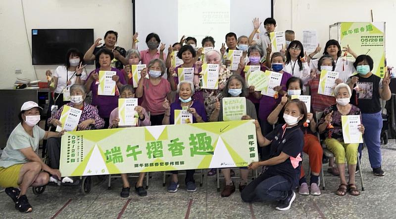 視傳系攜手社區規劃「端午摺香趣」手作活動，全體合影