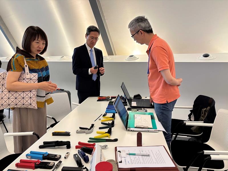 駐西班牙代表處張副代表自信逐一與訪團業者寒暄致意
