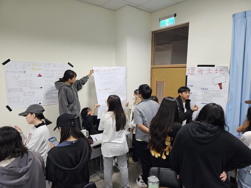 學生扮演政治人物模擬原住民族發展政策議題討論。