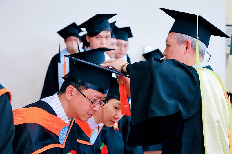 聖約翰科技大學舉行113學年度畢業典禮，師長為畢業生逐一撥穗授證，恭喜學生順利完成學業，踏入嶄新人生階段。