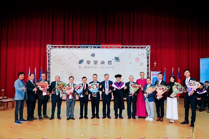 聖約翰科大表揚114年度傑出校友，左起：賴俊年董事、蔡銘哲董事、陳書紘副董事長、林楷明董事長、楊榮賢總經理、彭國書總經理、林文煌副總經理、曾鴻鍊執行董事、唐彥博校長、管永愷董事長、董事張員榮主教、林振史廠長、李宇宸副總經理、簡沛恩總經理及王俊傑（藝名香蕉）負責人。