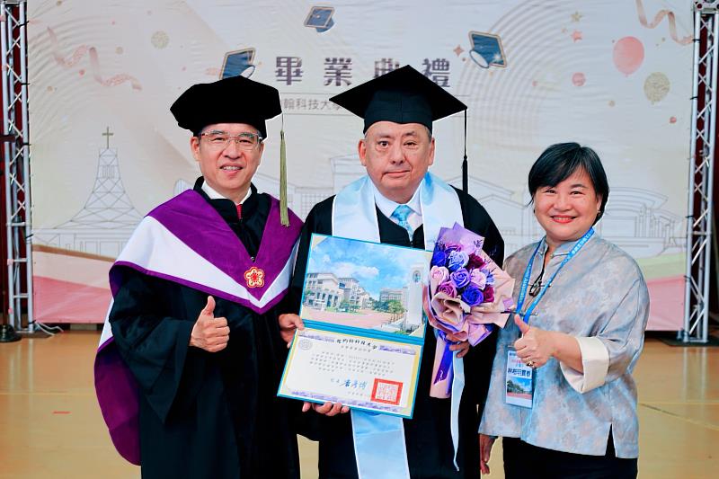 62級電子科林楷明董事長以傑出校友身分重回聖約翰舞台，學校特別頒發「名譽畢業證明書」，表彰其雖早年投身職場未及完成學業，卻持續奮進，成就斐然。