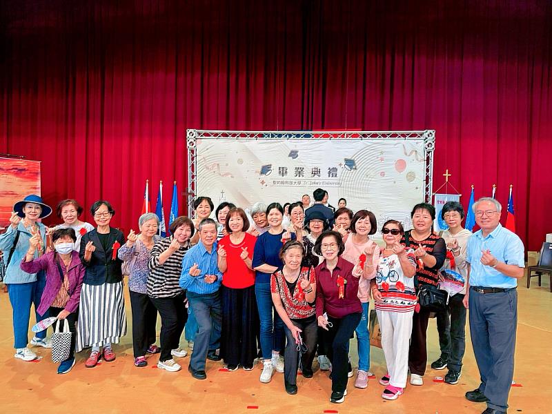 典禮中頒發結業證書及活力獎給樂齡大學學員,鼓勵長者活到老、學到老,當中年齡最長的烏秀珍學員高齡91歲,成為校園中溫暖感人的身影。