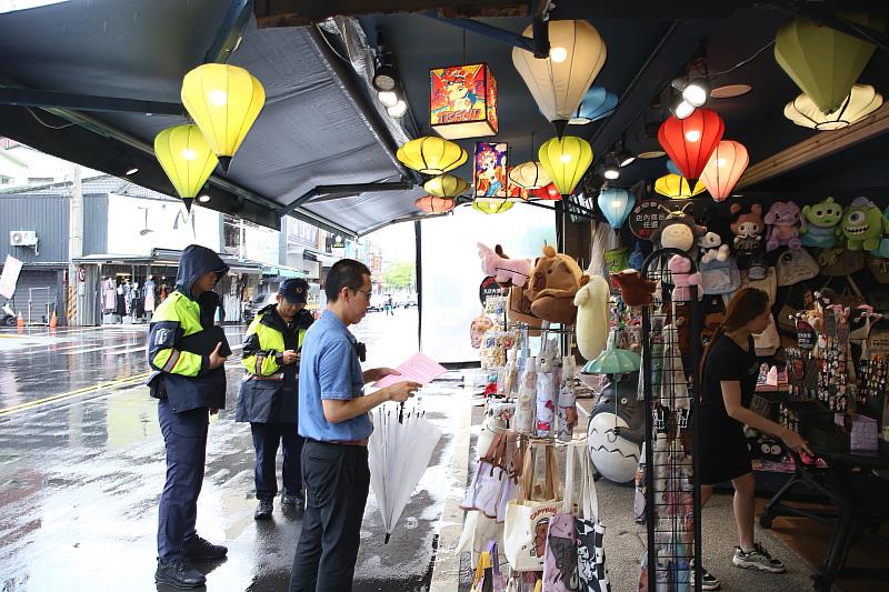 0_建設處向攤商店家進行宣導 (1)