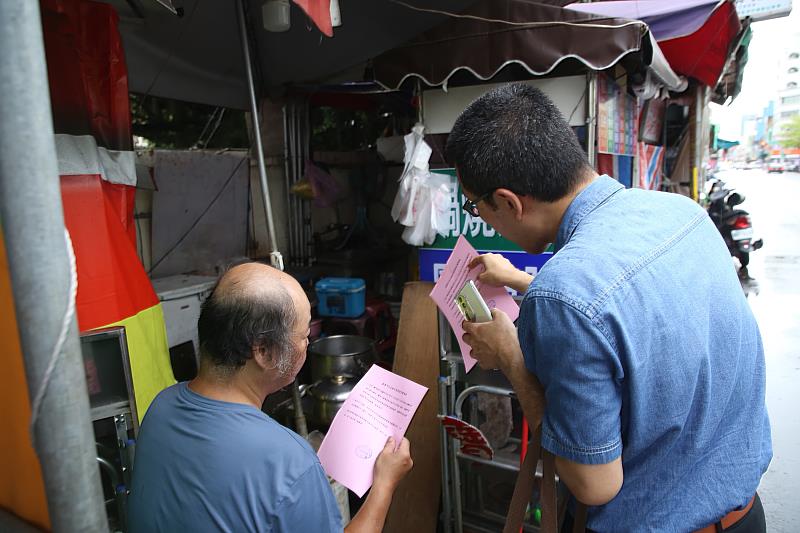 0_建設處向攤商店家進行宣導 (3)