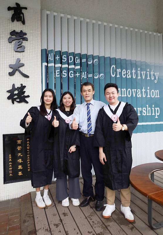 財金系林重愷(右起)與推薦教授聶建中合影,他與朱庭儀和洪依瑄錄取世界排名第9倫敦大學學院,將於9月前往就讀。(圖/淡江大學提供)