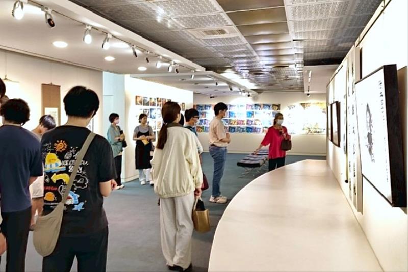 圖／藝文中心唐曉蘭主任導覽師生的創作品，鼓勵學生持續創作並愛好藝術。