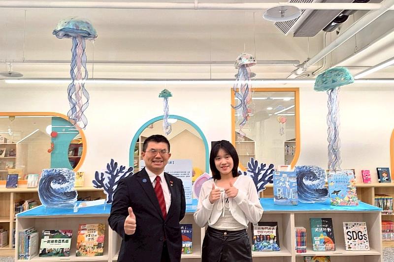 海大文創系謝佳文同學與曾聖文主任在「潤生」作品前開心合影