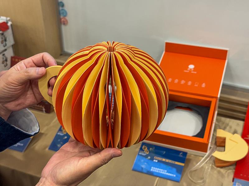 第18屆金印獎產學合作獎第一名作品《捧果》，由宏吉盒藝有限公司與景文科技大學視覺傳達設計系合作。（世新大學提供）