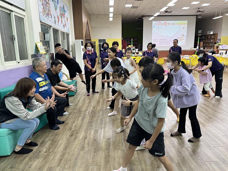貴賓與孩童一同闖關123木頭人