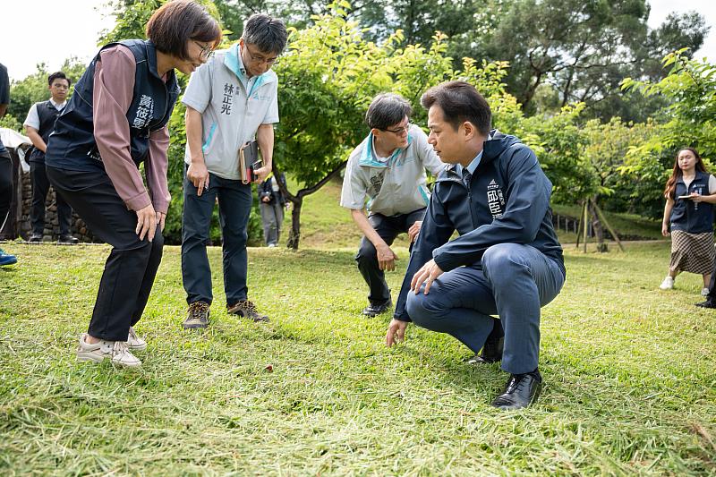 邱臣遠代理市長赴新竹公園視察草木修剪作業