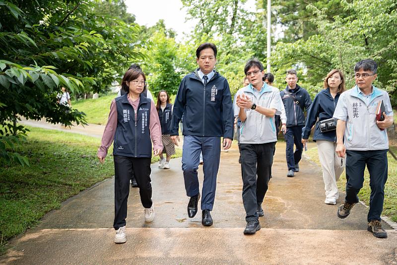 邱臣遠代理市長赴新竹公園視察草木修剪作業