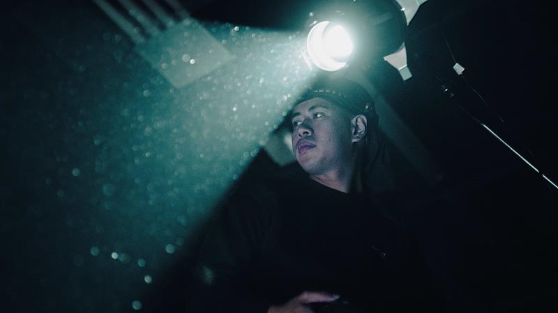 視訊系李旻真在畢業製作《當雲是火做的》擔任燈光師