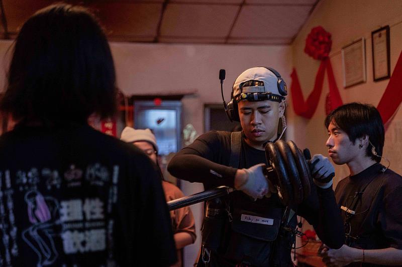 李旻真(中)協助同屆畢業製作《嫁衣》，擔任攝影助理
