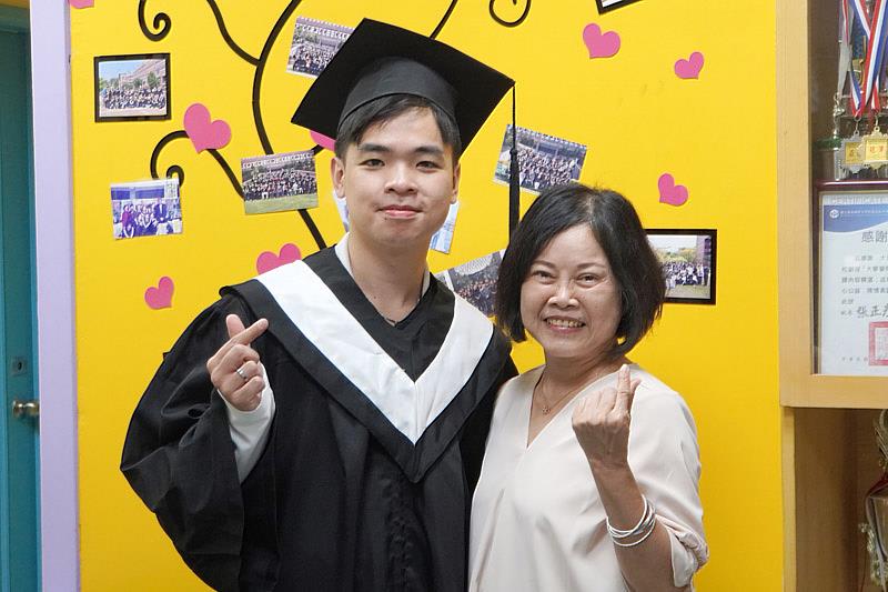 大葉大學英語系曹秀蓉主任(右)恭喜陳文達(左)完成第三個大學學位