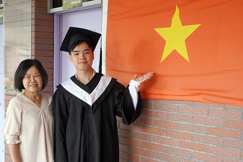 大葉大學英語系優秀畢業生陳文達(右)來自越南