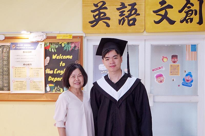 大葉大學越南學生陳文達(右)感謝英語系曹秀蓉主任(左)指導