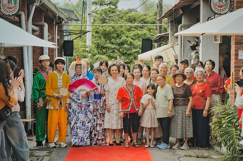 學生、長輩穿上古著,牽起手共同走上紅毯走秀。(照片提供:左達工作室)